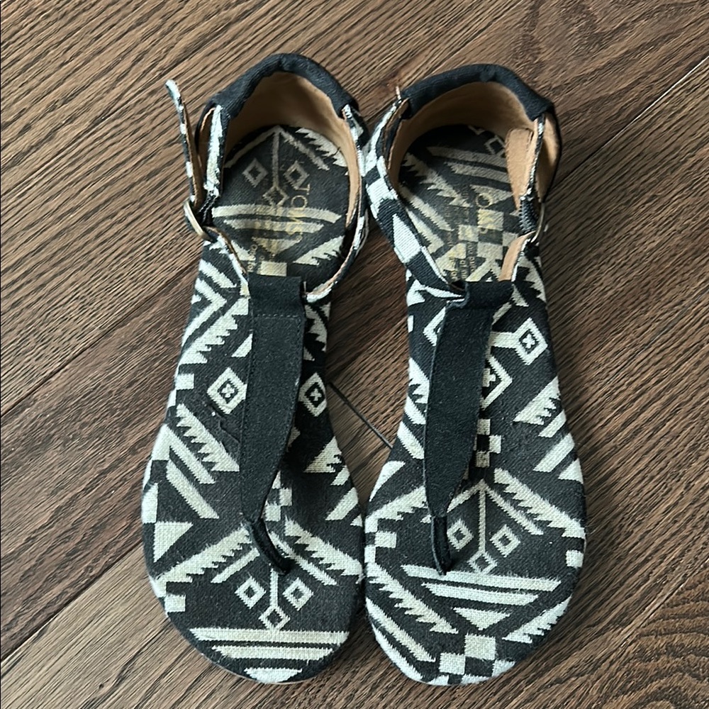 Tom’s Black and White Geometric Sandals